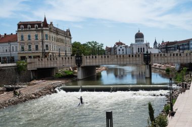 ORADEA, ROMANIA - 30 HAZİRAN 2024: Nehirde balık tutan adam.