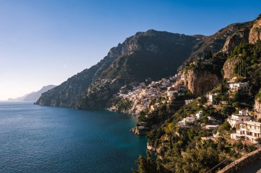 Güneşli bir günde İtalya Positano 'da Amalfi Sahili.