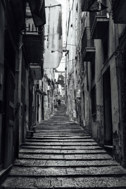 Napoli, İtalya 'nın dar sokaklarında adımlar atıyor..