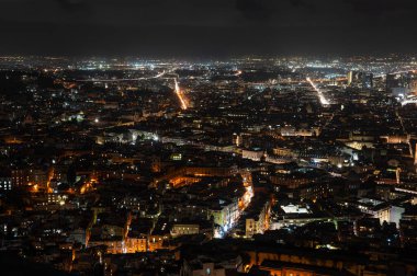 NAPLES, ITALY - 15 HAZİRAN; 2024: Akşam boyunca şehirde hava görüntüsü