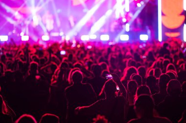 Konser sırasında sahnenin önünde kalabalık vardı..