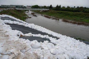 Folyo ve kum torbalarıyla nehir setlerinin güçlendirilmesi, Wroclaw, Polonya 'da sel riski