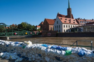 Nehir setlerinin kum torbalarıyla güçlendirilmesi, Wroclaw, Polonya 'da sel riski