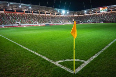 LUBIN, POLAND - 1 Mart 2025 KGHM Zaglebie Lubin ve Piast Gliwice arasındaki futbol maçı. Köşeden stadyum manzarası.