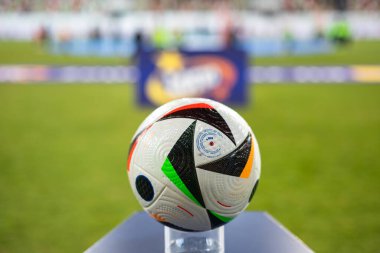 LUBIN, POLAND - 17 Şubat 2025 KGHM Zaglebie Lubin ile Lechia Gdansk arasındaki futbol maçı. Resmi top Polonyalı PKO Ekstraklasa.