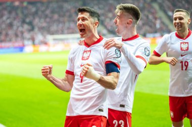 SAVAŞ, POLAND - 21 Mart 2025 FIFA 2026 elemeleri. Polonya - Litvanya 1: 0. Joy Robert Lewandowski (L) Krzysztof Piatek, Przemyslaw Frankowski (R) takımı gol attıktan sonra.