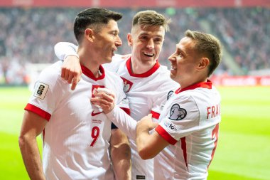 SAVAŞ, POLAND - 21 Mart 2025 FIFA 2026 elemeleri. Polonya - Litvanya 1: 0. Joy Robert Lewandowski (L) Krzysztof Piatek, Przemyslaw Frankowski (R) takımı gol attıktan sonra.