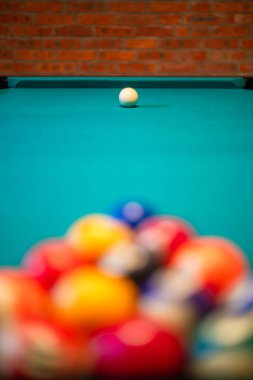 Yeşil bilardo masasında bilardo topları