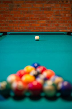 Yeşil bilardo masasında bilardo topları