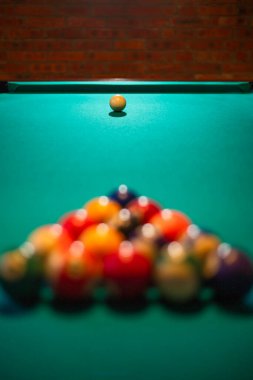 Yeşil bilardo masasında bilardo topları