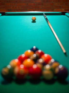 Yeşil bilardo masasında bilardo topları