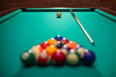 Yeşil bilardo masasında bilardo topları