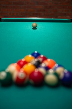 Yeşil bilardo masasında bilardo topları