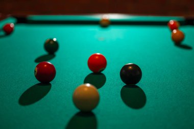 Yeşil bilardo masasında bilardo topları
