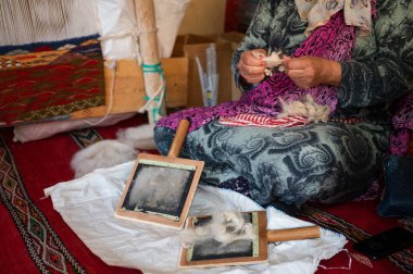 Fas 'ta bir halı yapım atölyesinde masal anlatan bir kadın.