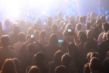 Konser sırasında sahnenin önünde kalabalık vardı..