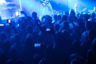Konser sırasında sahnenin önünde kalabalık vardı..