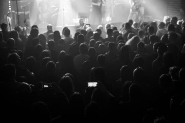 Konser sırasında sahnenin önünde kalabalık vardı..