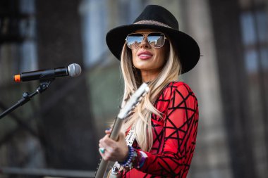 WROCLAW, POLAND - 1 Mayıs 2025: World Guitar Record konseri, katılımcılar Jimi Hendrix 'in Hey Joe şarkısını Wrocaw pazar meydanındaki gitarlarda çaldılar.