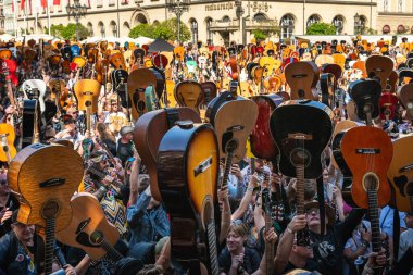 WROCLAW, POLAND - 1 Mayıs 2025: World Guitar Record konseri, katılımcılar Jimi Hendrix 'in Hey Joe şarkısını Wrocaw pazar meydanındaki gitarlarda çaldılar.