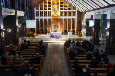 LUBIN, POLAND - 16 Mart 2025. Katolik ayini sırasında kilisedeki insanlar.
