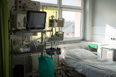 LUBIN, POLAND - 28 HAZİRAN 2025: Ekokardiyograf - hastane ve hastanın yatağında tıbbi bir cihaz.