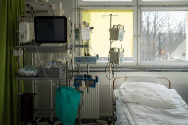 LUBIN, POLAND - 28 HAZİRAN 2025: Ekokardiyograf - hastane ve hastanın yatağında tıbbi bir cihaz.