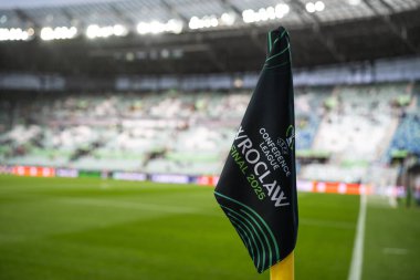 WROCLAW, POLAND - 28 Mayıs 2025 UEFA Konferans Ligi Final Maçı Real Betis - Chelsea. Köşe direğinde bayrak.