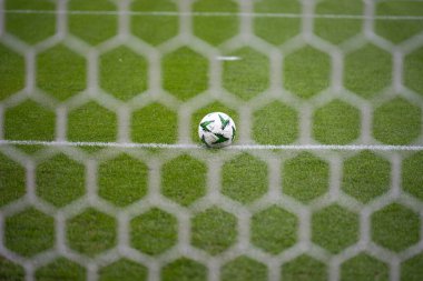 WROCLAW, POLAND - 28 Mayıs 2025: UEFA Konferans Ligi Final Maçı Real Betis - Chelsea 1: 4. Top çizgide ve ilk planda net..