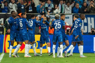 WROCLAW, POLAND - 28 Mayıs 2025 UEFA Konferans Ligi Final Maçı Real Betis - Chelsea. Levi Colwill (6) Jadon Sancho (19) Marc Cucurella (3) Caicedo (25) takım neşe üstüne sevinç kazandı..