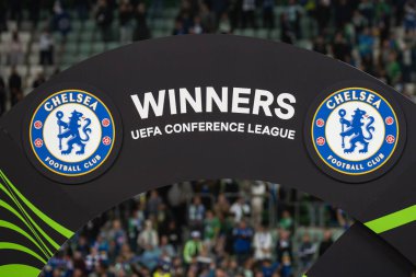 WROCLAW, POLAND - 28 Mayıs 2025: UEFA Konferans Ligi Final Maçı Real Betis - Chelsea 1: 4. Chelsea ve UEFA Konferans Ligi kazananları yazılı siyah pano.