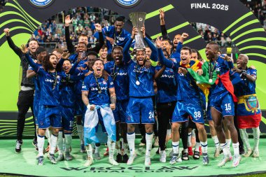 WROCLAW, POLAND - 28 Mayıs 2025: UEFA Konferans Ligi Final Maçı Real Betis - Chelsea 1: 4. Kazanan takım Chelsea kupasıyla kutluyor..