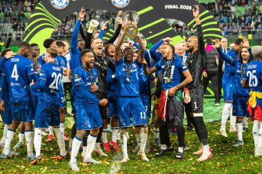 WROCLAW, POLAND - 28 Mayıs 2025: UEFA Konferans Ligi Final Maçı Real Betis - Chelsea 1: 4. Kazanan takım Chelsea kupasıyla kutluyor.. 