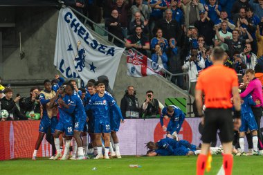 WROCLAW, POLAND - 28 Mayıs 2025 UEFA Konferans Ligi Final Maçı Real Betis - Chelsea. Moises Caicedo ve Chelsea takımı gol attıktan sonra sevinç içinde.