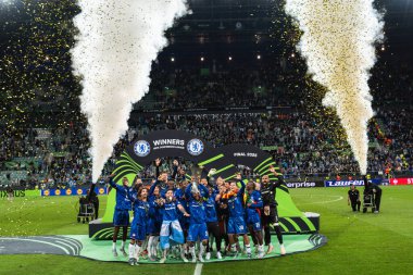 WROCLAW, POLAND - 28 Mayıs 2025: UEFA Konferans Ligi Final Maçı Real Betis - Chelsea 1: 4. Kazanan takım Chelsea kupasıyla kutluyor.. 