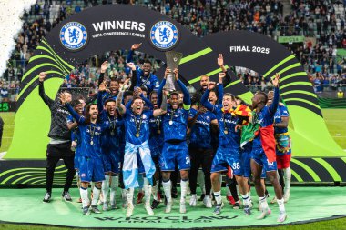 WROCLAW, POLAND - 28 Mayıs 2025: UEFA Konferans Ligi Final Maçı Real Betis - Chelsea 1: 4. Kazanan takım Chelsea kupasıyla kutluyor.. 