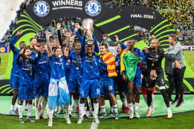 WROCLAW, POLAND - 28 Mayıs 2025: UEFA Konferans Ligi Final Maçı Real Betis - Chelsea 1: 4. Kazanan takım Chelsea kupasıyla kutluyor.. 