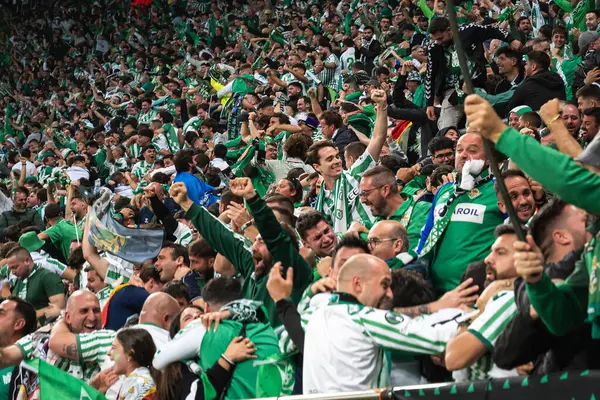 WROCLAW, POLAND - 28 Mayıs 2025: UEFA Konferans Ligi Final Maçı Real Betis - Chelsea 1: 4. Gol attıktan sonra Betis 'in neşe destekçileri.