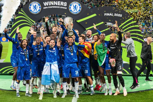 WROCLAW, POLAND - 28 Mayıs 2025: UEFA Konferans Ligi Final Maçı Real Betis - Chelsea 1: 4. Kazanan takım Chelsea kupasıyla kutluyor.. 