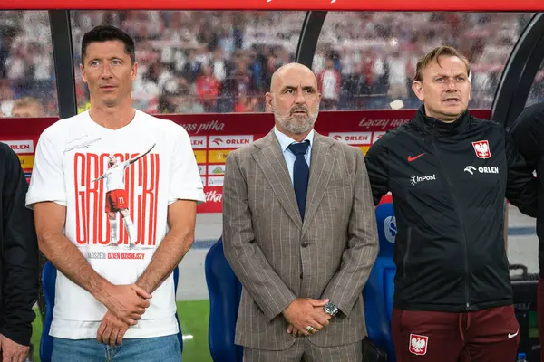 CHORZOW, POLAND - 6 Haziran 2025: dostane eşleşme Polonya - Moldova. Robert Lewandowski (L) (Kamil Grosicki ile tişört) teknik direktör Michal Probierz ve koç yardımcısı Sebastian Mila (R))