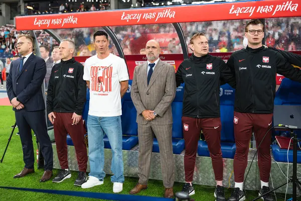CHORZOW, POLAND - 6 Haziran 2025: dostane eşleşme Polonya - Moldova. Robert Lewandowski (L) (Kamil Grosicki ile tişört) teknik direktör Michal Probierz ve koç yardımcısı Sebastian Mila (R))