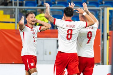 CHORZOW, POLAND - 6 Haziran 2025: dostane eşleşme Polonya - Moldova. Joy ater gol Matty Cash (2) Jakub Moder (8) Adam Buksa (9)) 
