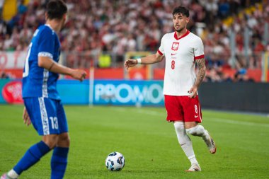 CHORZOW, POLAND - 6 Haziran 2025: dostane eşleşme Polonya - Moldova. Eylem halinde Jakub Moder.