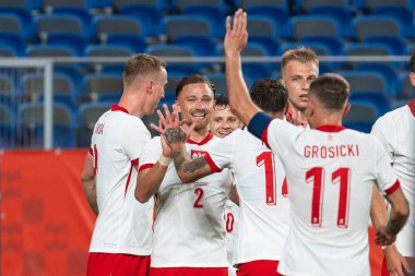 CHORZOW, POLAND - 6 Haziran 2025: dostane eşleşme Polonya - Moldova. Matty Cash (2) ve Kamil Grosicki (11)).
