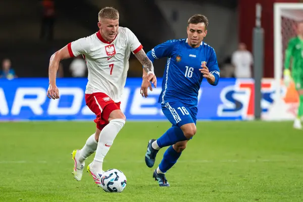 CHORZOW, POLAND - 6 Haziran 2025: dostane eşleşme Polonya - Moldova. Mateusz Bogusz (7) Victor Stina (16)).