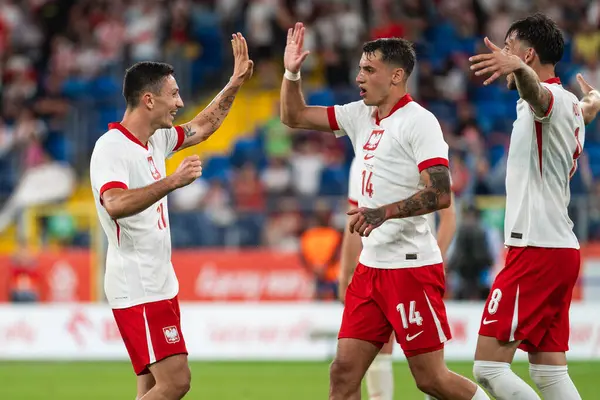 CHORZOW, POLAND - 6 Haziran 2025: dostane eşleşme Polonya - Moldova. Gol sonrası sevinç Bartosz Slisz (L) Jakub Kiwior (R).