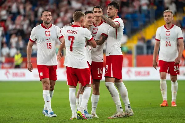 CHORZOW, POLAND - 6 Haziran 2025: dostane eşleşme Polonya - Moldova. Bartosz Slisz (M) Mateusz Bogusz (7) Jakub Kiwior (14) Jakub Moder (8)).