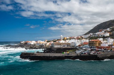 GARACHICO, TENERİFE İSPA - 8 Mart 2024: iew at the town and Atlantic Ocean.
