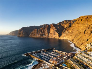 Los Gigantes ve Tenerife Puerto de Santiago 'nun insansız hava aracı görüntüsü.