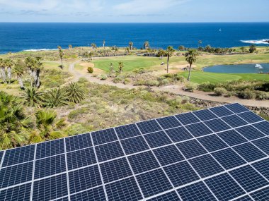 Tenerife kıyısındaki fotovoltaik paneller